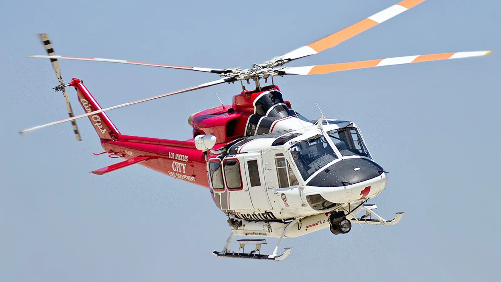 Helicóptero vermelho e branco do Corpo de Bombeiros de Los Angeles em voo sobre Van Nuys, em 2018 (imagem de arquivo)