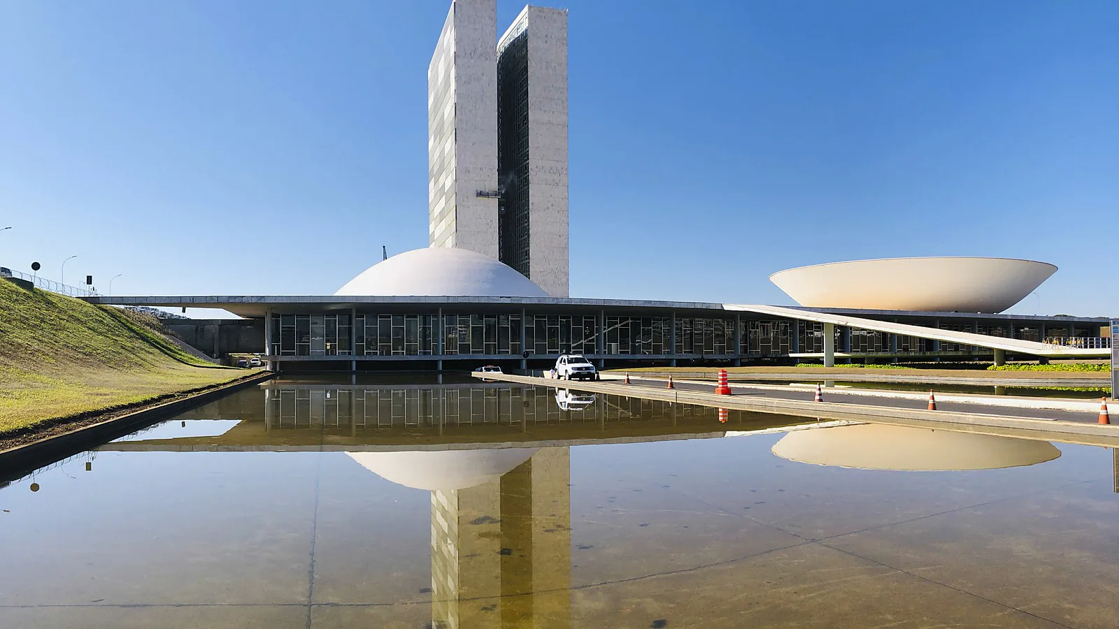 Palácio do Congresso Nacional, em Brasília, com as duas torres e as cúpulas refletidas no espelho d'água