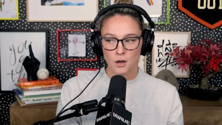 Kylie Kelce durante gravação do podcast 'Not Gonna Lie'