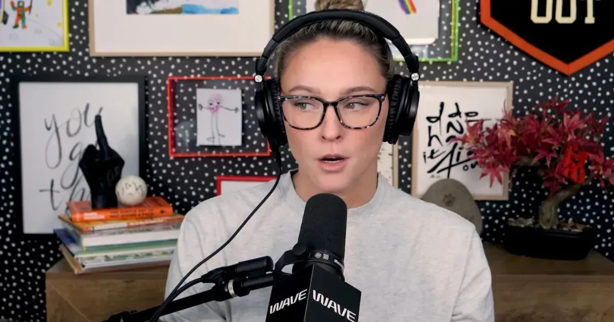 Kylie Kelce durante gravação do podcast 'Not Gonna Lie'