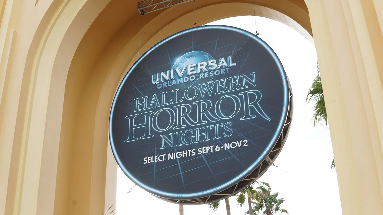 Placa do Halloween Horror Nights na entrada da Universal Studios Florida, em Orlando, na edição de 2019 (imagem de arquivo)
