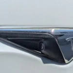 Câmera embutida no para-lama dianteiro de um Tesla, em junho de 2024 (imagem ilustrativa; não é o carro de Kevin Finley)