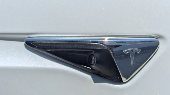 Câmera embutida no para-lama dianteiro de um Tesla, em junho de 2024 (imagem ilustrativa; não é o carro de Kevin Finley)