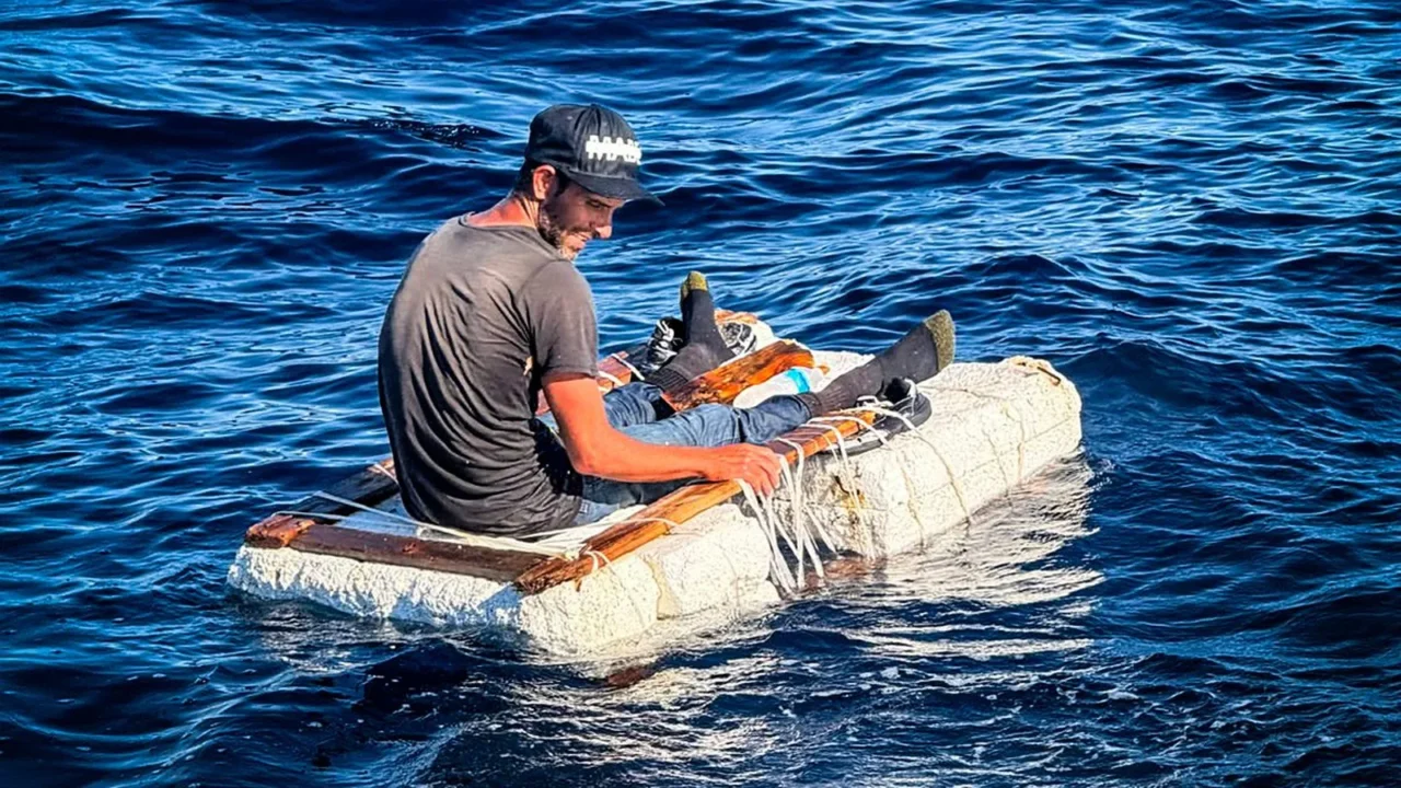 Homem sozinho numa balsa improvisada de isopor, tábuas e cordas, em mar aberto