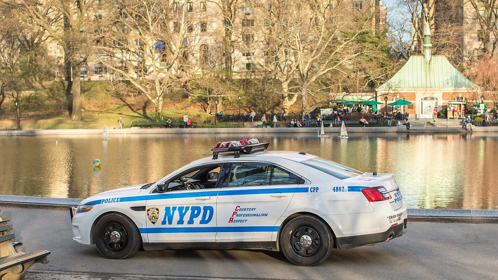 Viatura da polícia de Nova York (NYPD) parada à beira de um lago em outro ponto do Central Park, em 2015 (imagem de arquivo)