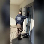 Agente do HSI, de costas, bate na porta de uma casa, em foto divulgada pelo HSI San Francisco em setembro de 2026