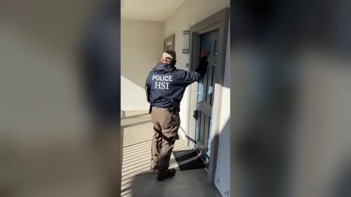 Agente do HSI, de costas, bate na porta de uma casa, em foto divulgada pelo HSI San Francisco em setembro de 2026