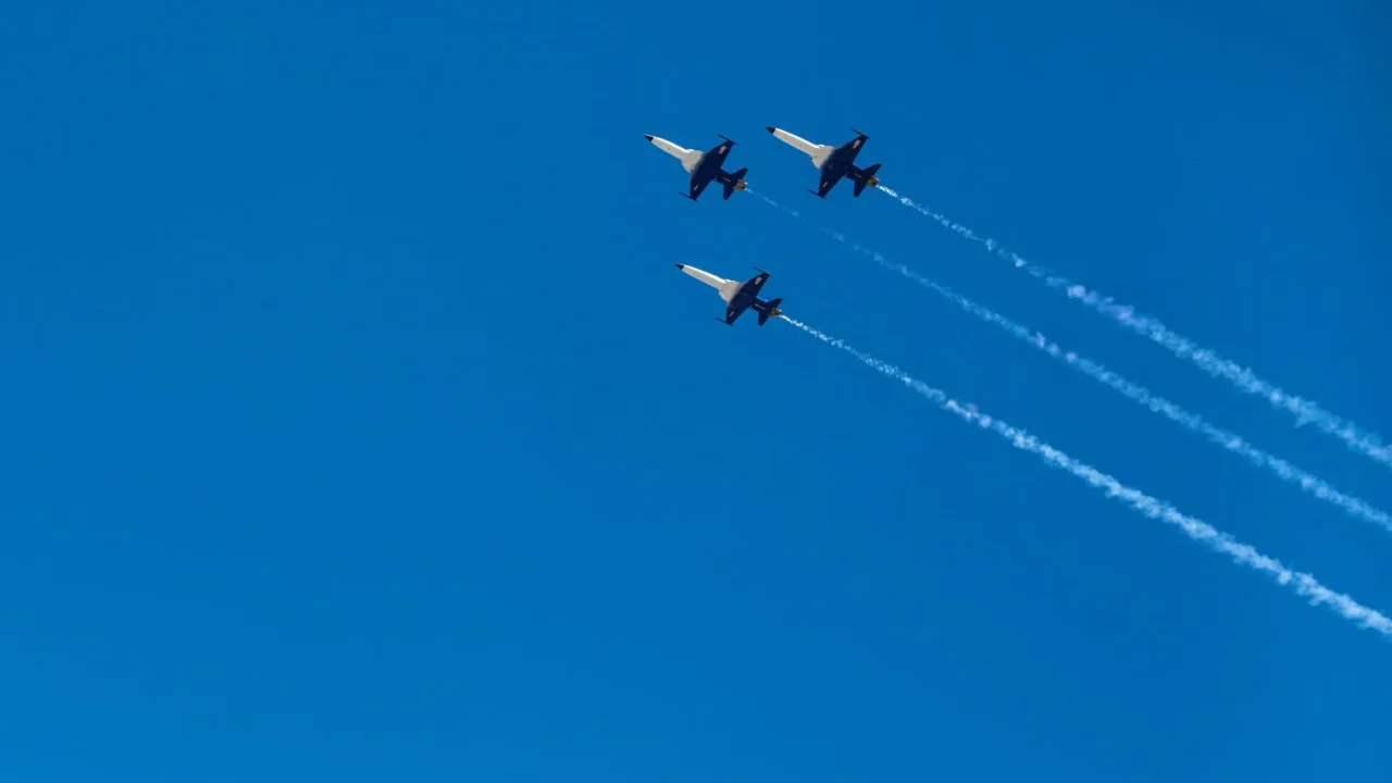A equipe Freedom 250 F-5 da NASA, incluindo o Administrador da NASA Jared Isaacman, realiza um sobrevoo durante o hino nacional em um jogo da NFL entre o Cleveland Browns e o Carolina Panthers no Huntington Bank Field, em 27 de setembro de 2026, em Cleveland.