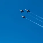 A equipe Freedom 250 F-5 da NASA, incluindo o Administrador da NASA Jared Isaacman, realiza um sobrevoo durante o hino nacional em um jogo da NFL entre o Cleveland Browns e o Carolina Panthers no Huntington Bank Field, em 27 de setembro de 2026, em Cleveland.