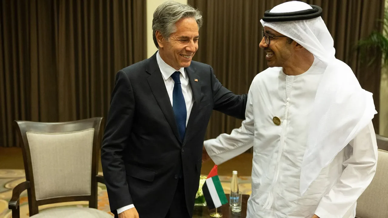 O chanceler dos Emirados Árabes Unidos, Sheikh Abdullah bin Zayed Al Nahyan, de túnica e lenço brancos, sorri ao cumprimentar o então secretário de Estado dos EUA, Antony Blinken, em Sweimeh, na Jordânia, em junho de 2024 (imagem de arquivo)