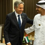 O chanceler dos Emirados Árabes Unidos, Sheikh Abdullah bin Zayed Al Nahyan, de túnica e lenço brancos, sorri ao cumprimentar o então secretário de Estado dos EUA, Antony Blinken, em Sweimeh, na Jordânia, em junho de 2024 (imagem de arquivo)