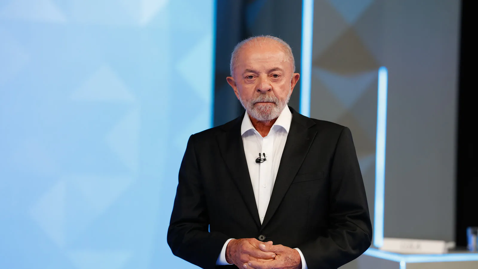 Lula, de terno preto e camisa branca, de pé com as mãos juntas no estúdio do debate da TV Globo, no Rio de Janeiro, em 23 de outubro de 2026