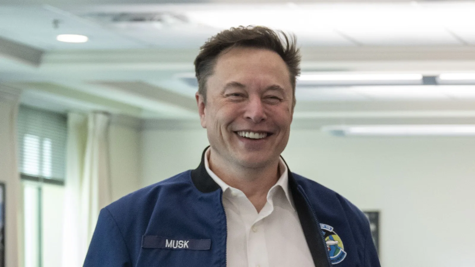 Elon Musk, de jaqueta azul com o nome bordado e camisa branca, em visita ao Pentágono, nos Estados Unidos, em março de 2025 (imagem de arquivo)
