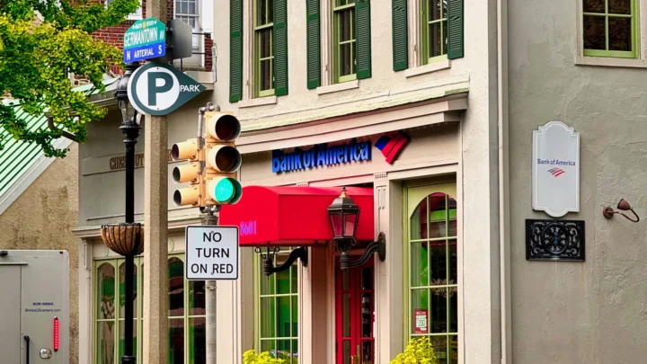 Fachada de uma agência do Bank of America em Chestnut Hill, na Filadélfia, com o logo do banco sobre o toldo vermelho e um semáforo na esquina