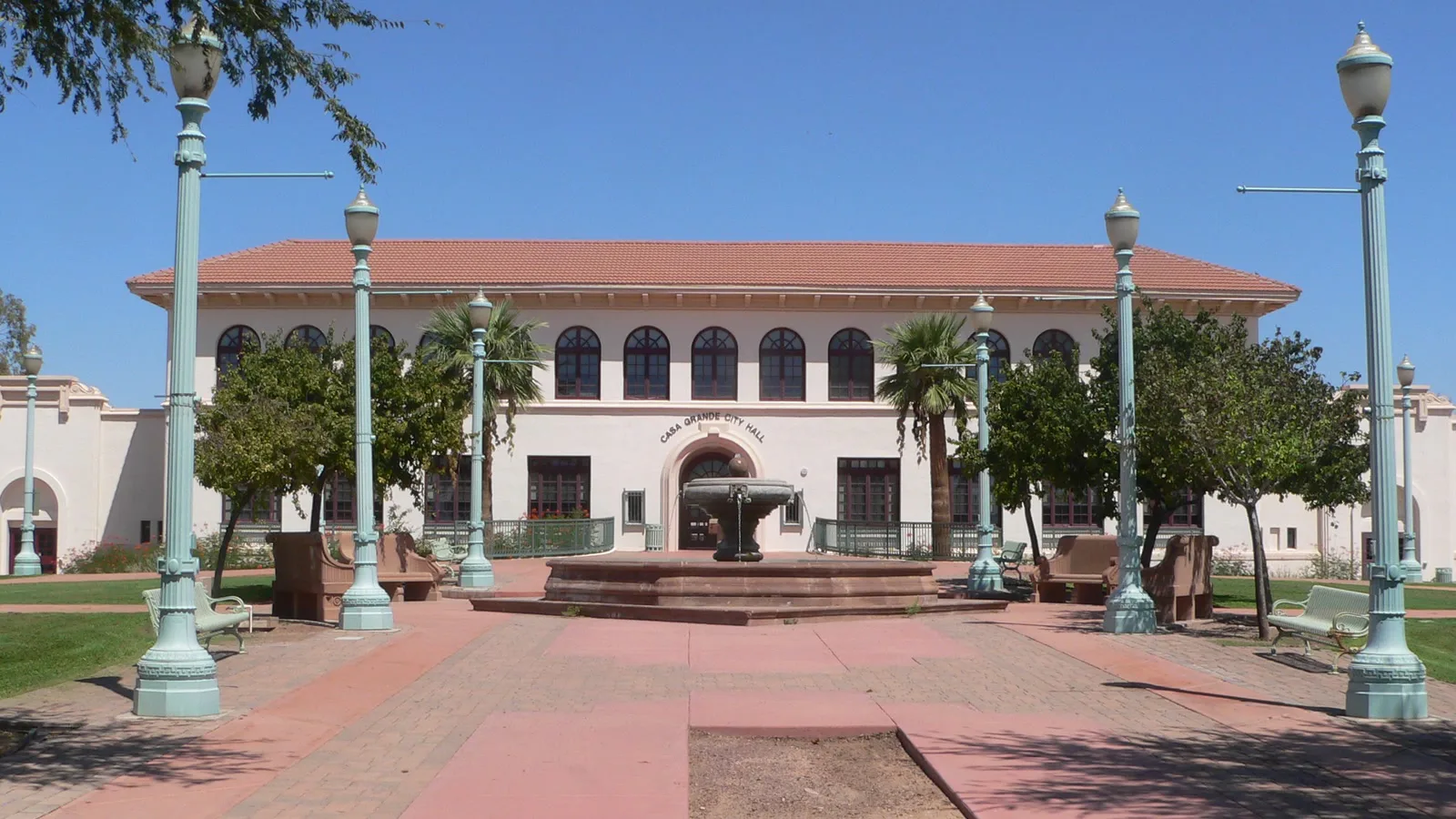Foto de arquivo de 2013 da prefeitura de Casa Grande, no Arizona, antigo prédio da escola Casa Grande Union High School, com praça e postes de luz na frente
