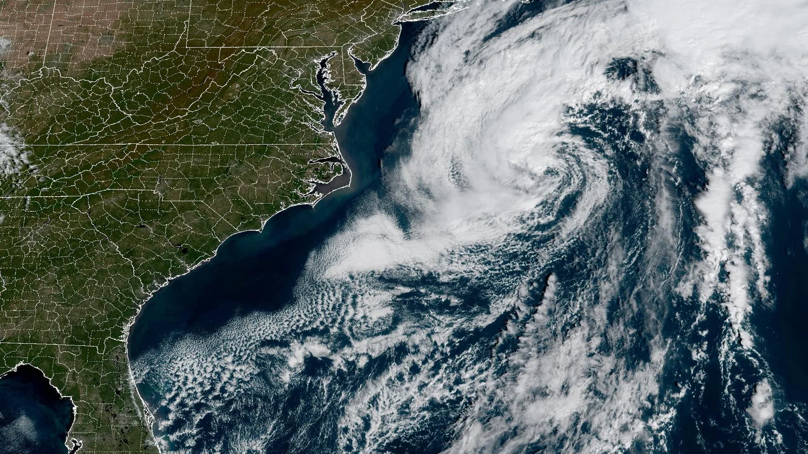 Imagem de satélite da costa leste dos EUA, com a massa de nuvens em espiral do sistema de baixa pressão sobre o Atlântico, ao largo da Carolina do Norte e do Meio-Atlântico, às 11h01 (horário do leste) de 20 de outubro de 2026