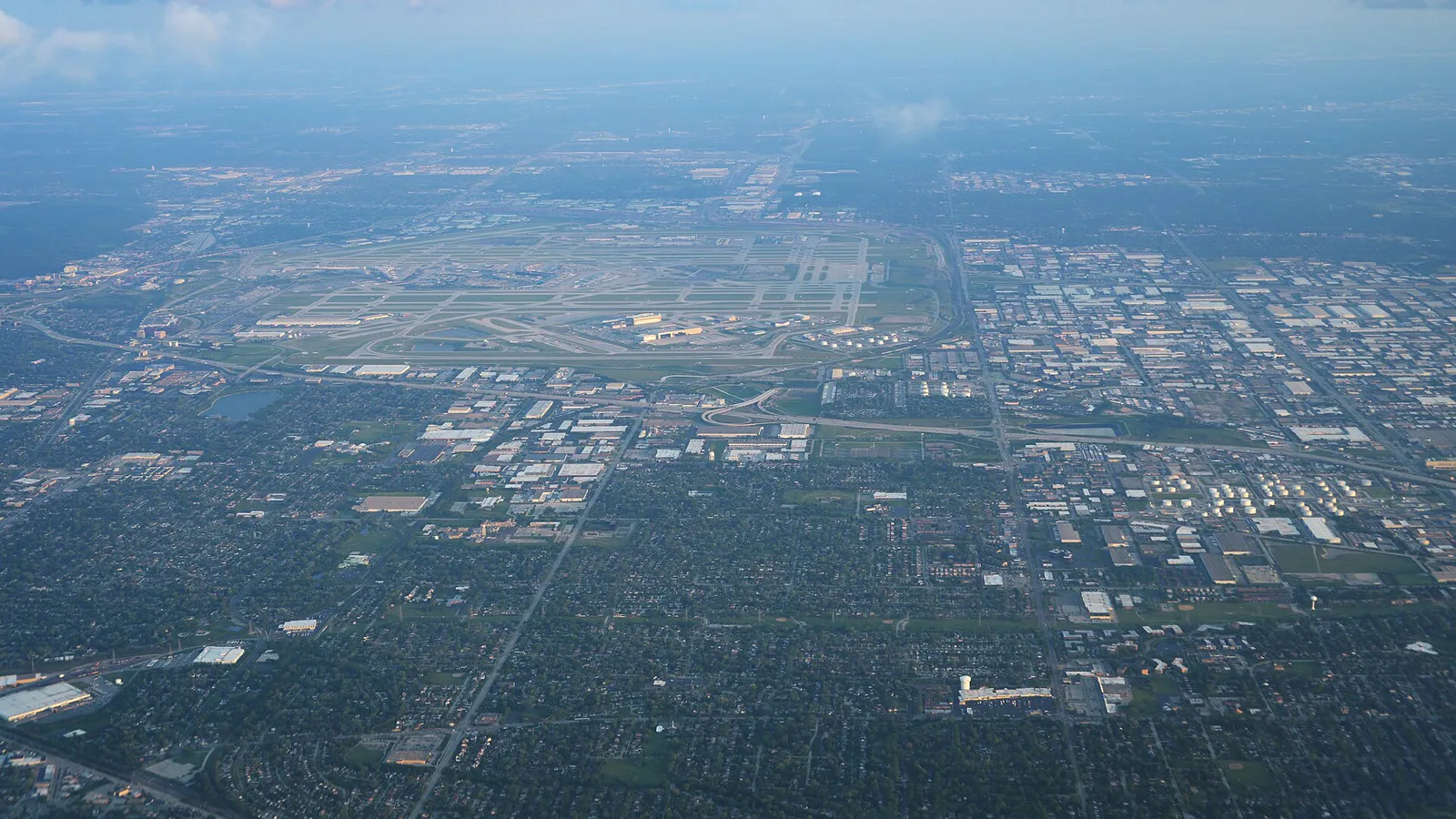 Vista aérea do aeroporto O'Hare, em Chicago, a partir de um voo da American Airlines em aproximação, em junho de 2025 (imagem de arquivo)