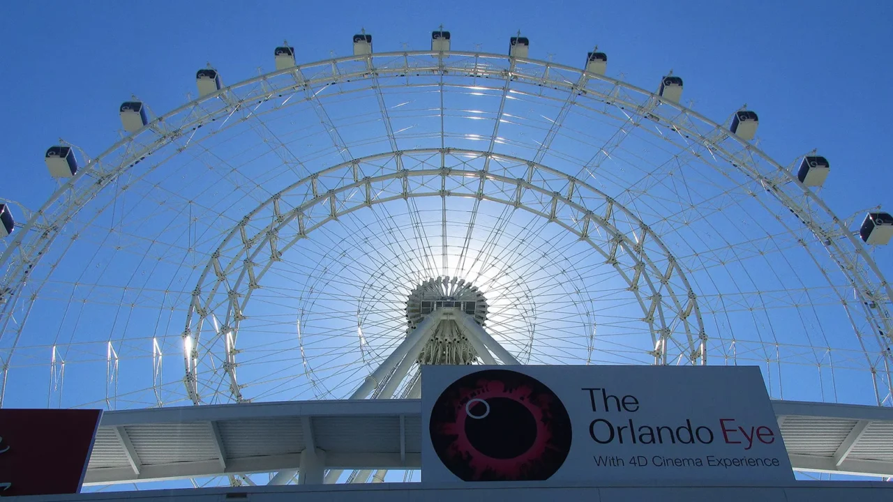 Foto de arquivo de maio de 2015 da Orlando Eye, roda-gigante do ICON Park, em Orlando, vista de baixo, com a placa da atração em primeiro plano