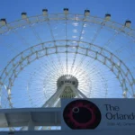 Foto de arquivo de maio de 2015 da Orlando Eye, roda-gigante do ICON Park, em Orlando, vista de baixo, com a placa da atração em primeiro plano