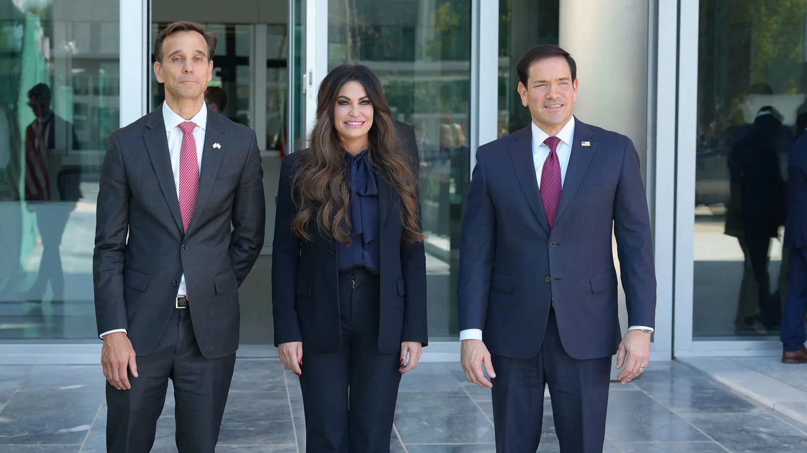 O secretário de Estado, Marco Rubio (à direita), posa com Kimberly Guilfoyle e o vice-chefe de missão Josh Huck na entrada da Embaixada dos EUA em Atenas, em 7 de outubro de 2026