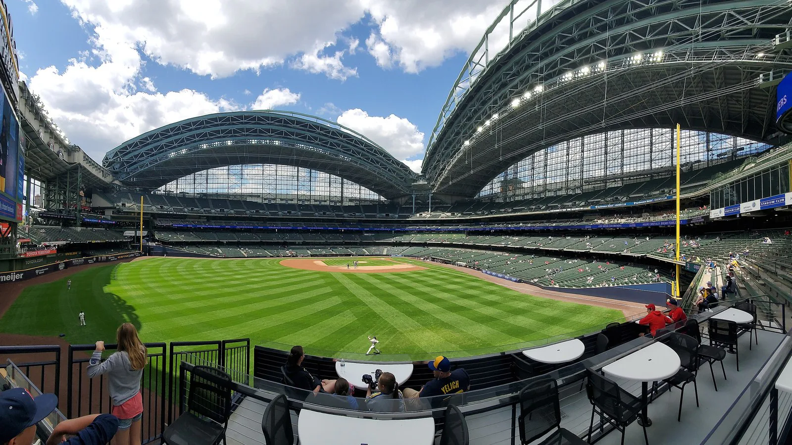 Vista panorâmica do American Family Field, estádio do Milwaukee Brewers, antes de um jogo, com o gramado e o teto retrátil