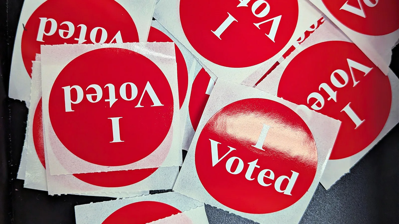 Adesivos "I Voted" ("Eu votei") num local de votação em Saint Paul, em Minnesota, em novembro de 2025 (imagem de arquivo)