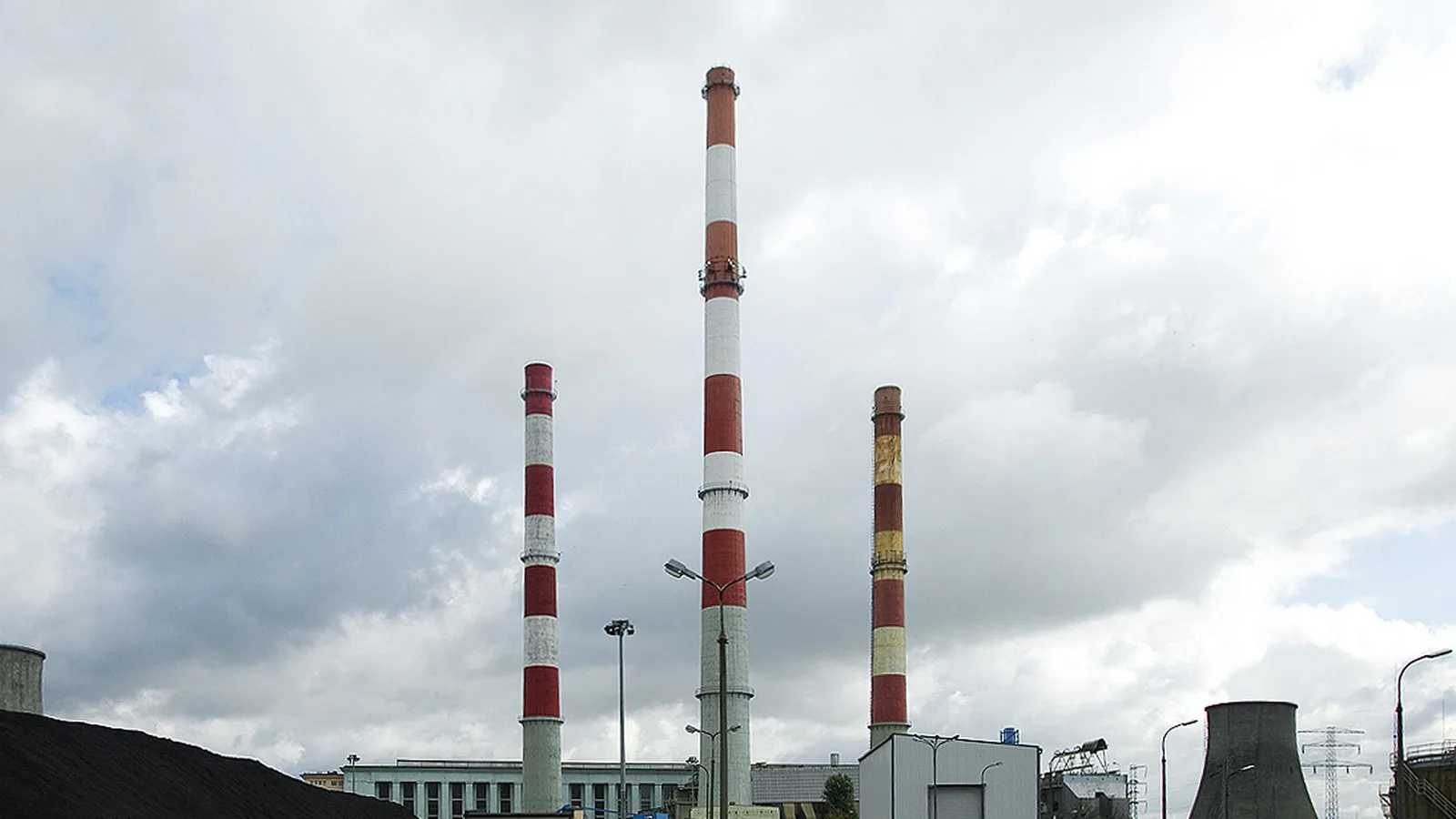 Chaminés listradas de vermelho e branco da usina EC-2, em Łódź, em outubro de 2011 (imagem de arquivo)