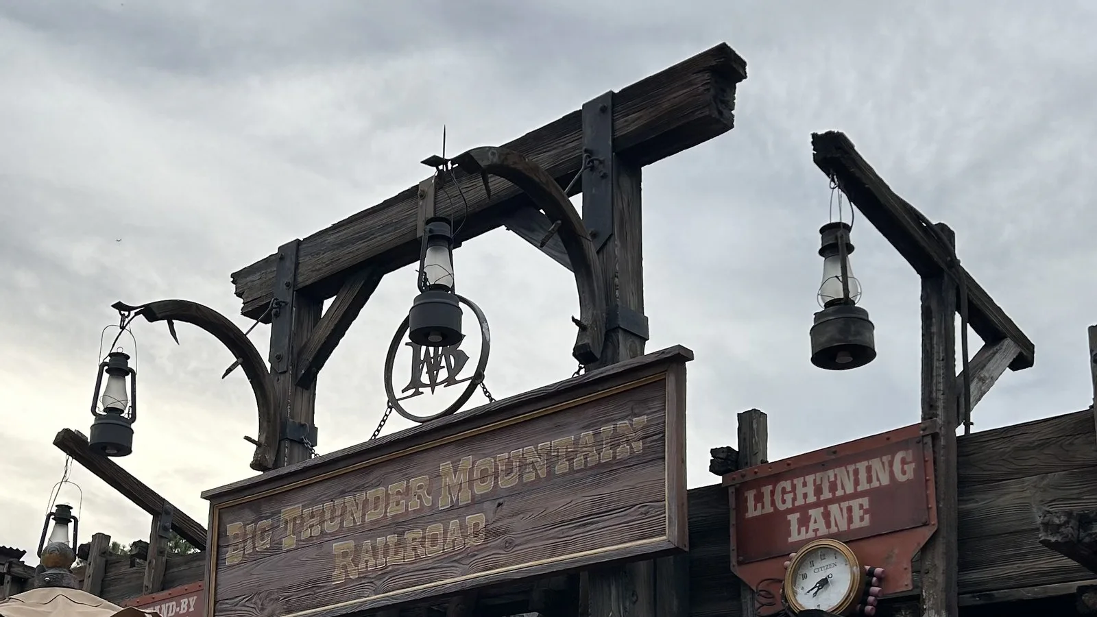 Placas de madeira da Big Thunder Mountain Railroad e da entrada do Lightning Lane, no Magic Kingdom