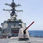O destróier americano USS Rafael Peralta patrulha o Mar Arábico na fiscalização do bloqueio aos portos do Irã, em foto de arquivo de 18 de maio de 2026