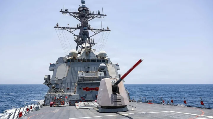 O destróier americano USS Rafael Peralta patrulha o Mar Arábico na fiscalização do bloqueio aos portos do Irã, em foto de arquivo de 18 de maio de 2026