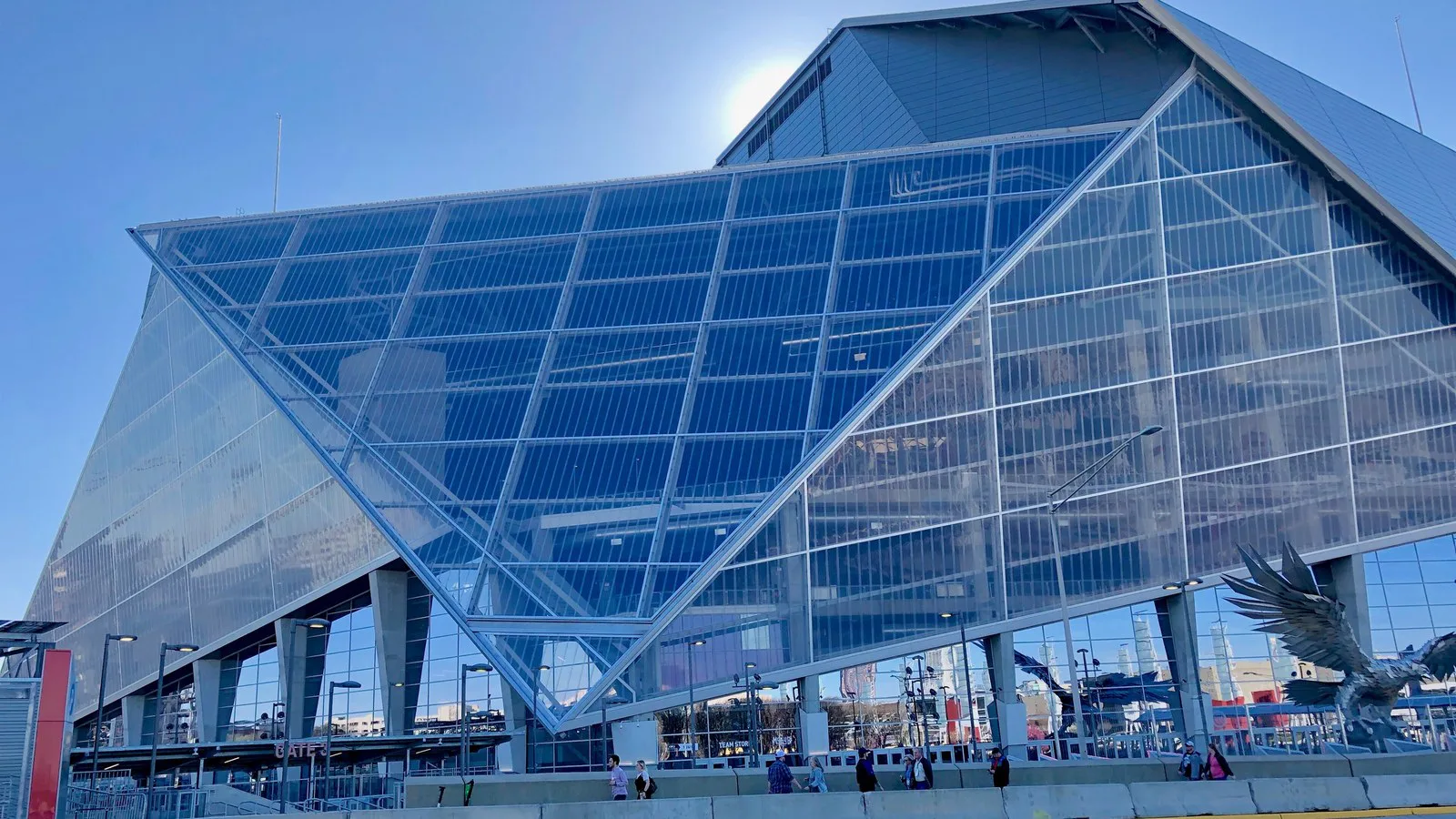 Fachada de vidro e aço do Mercedes-Benz Stadium, estádio do Atlanta United, em Atlanta
