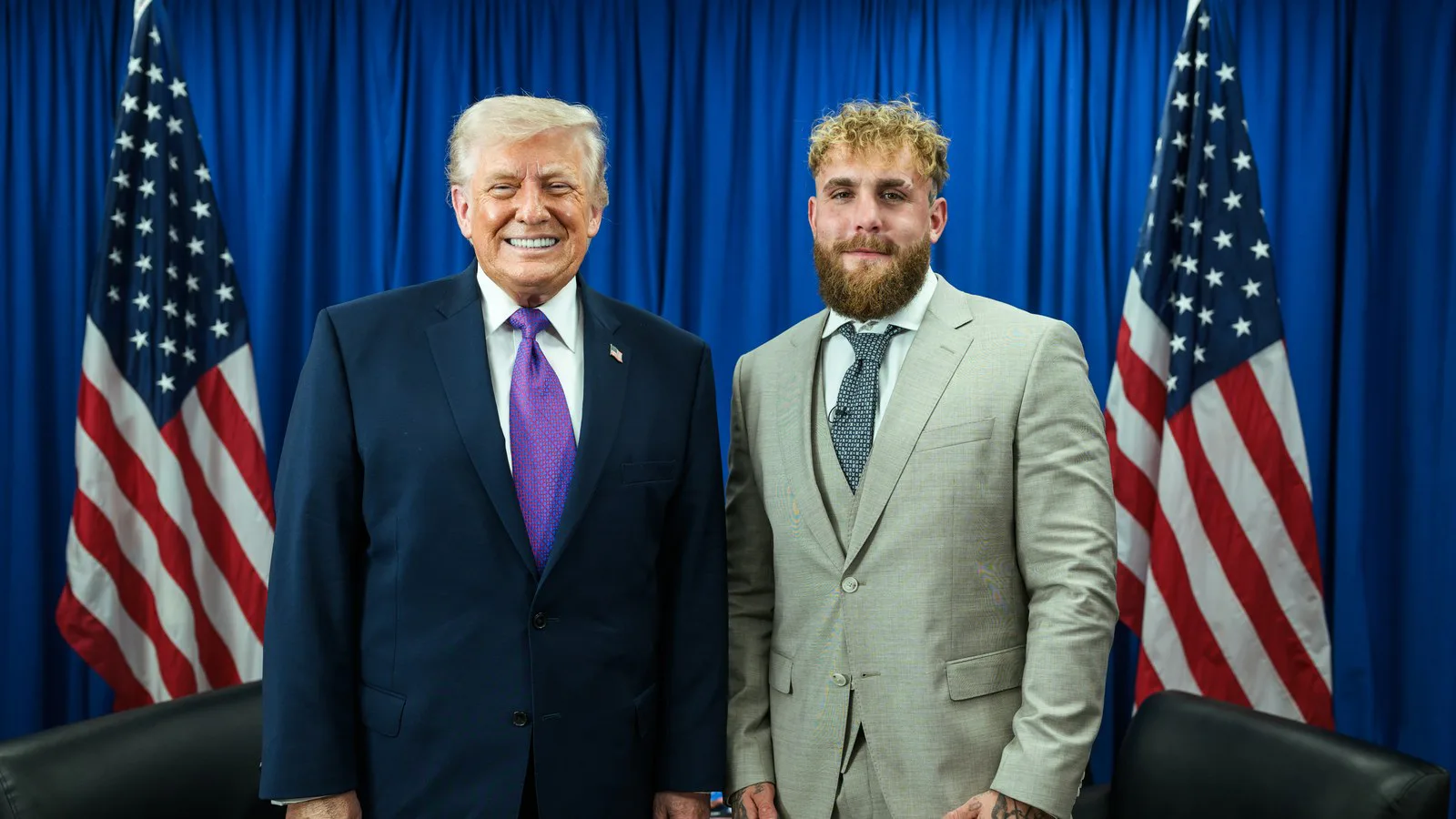 Donald Trump e Jake Paul posam diante de bandeiras dos EUA em Hebron, Kentucky, em foto de arquivo de 11 de março de 2026
