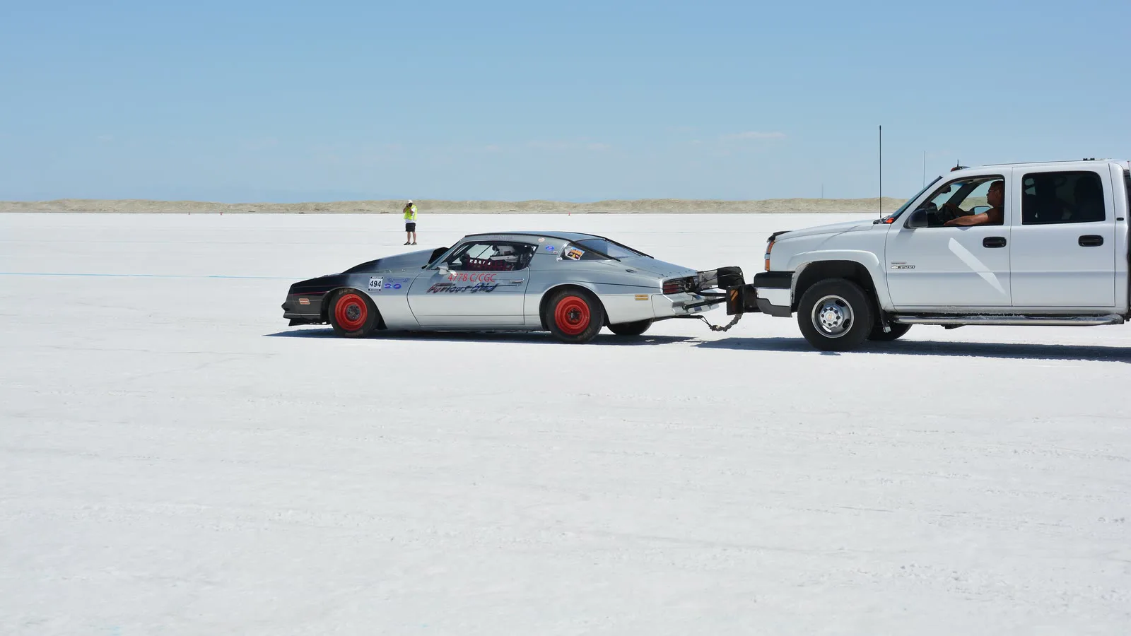 Picape reboca um carro de corrida pelo deserto de sal de Bonneville, imensa planície branca em Utah, durante a Speed Week de 2016 (imagem de arquivo)