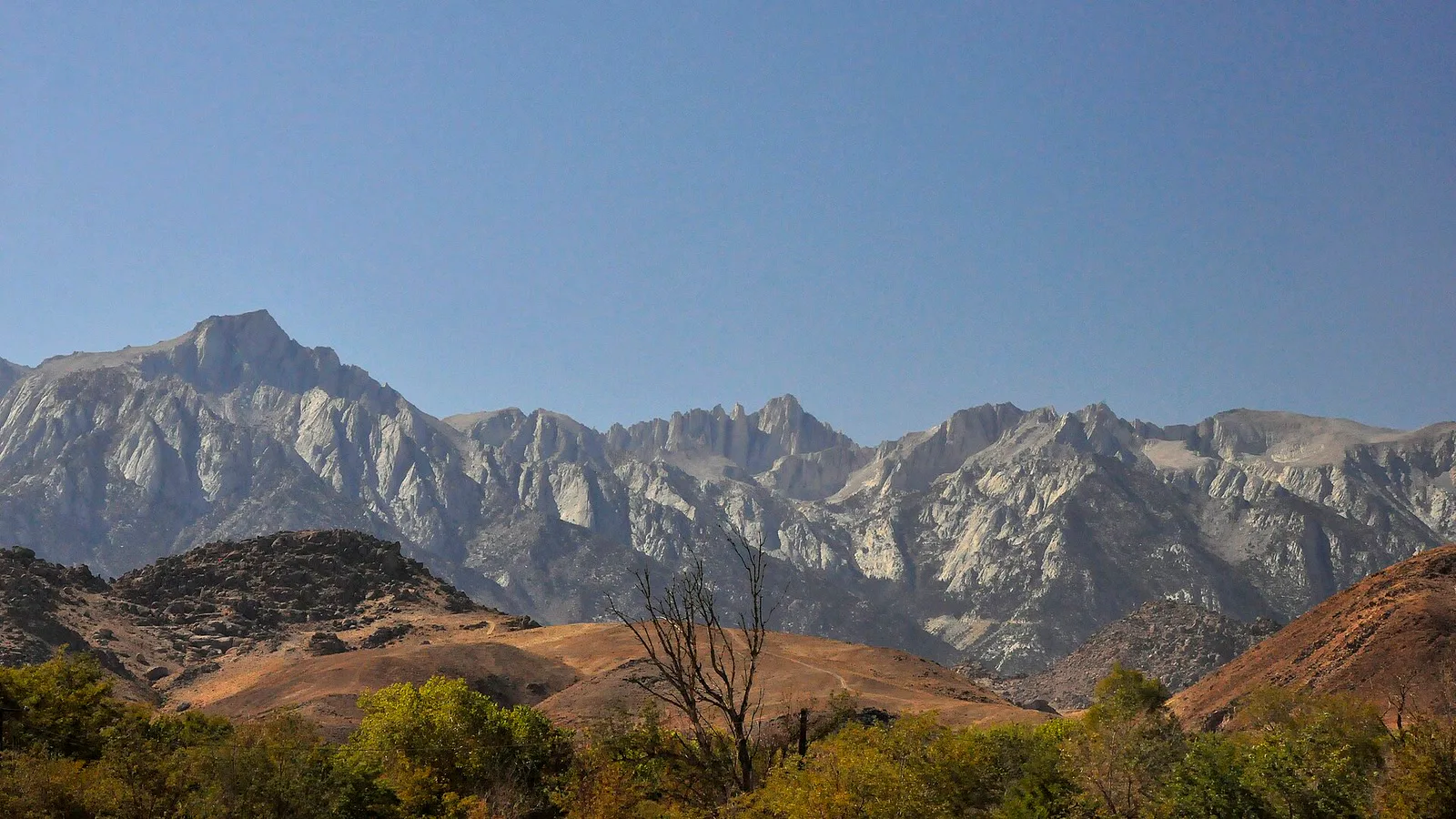 Lone Pine Peak e o Monte Whitney vistos do vale perto de Lone Pine