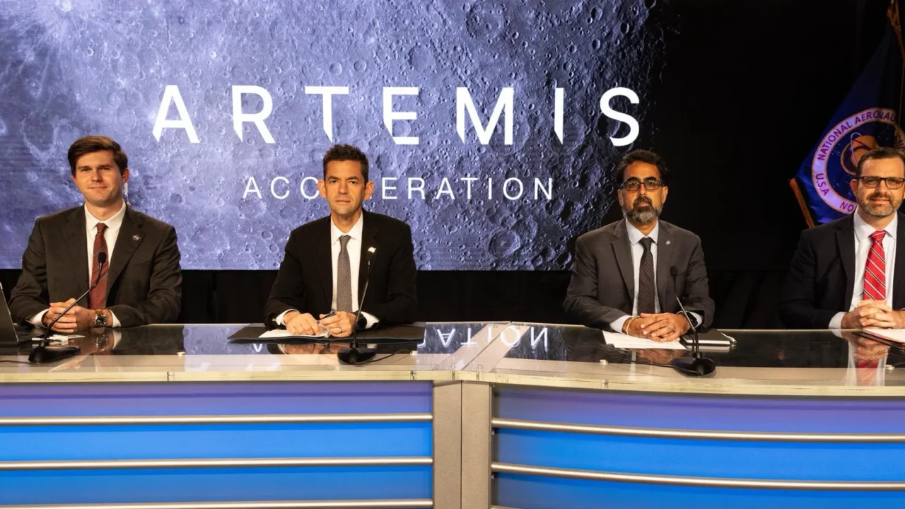 Da esquerda para a direita, George Alderman, secretário-adjunto de imprensa da NASA, o administrador Jared Isaacman, o administrador associado Amit Kshatriya e o gerente do programa Artemis, Jeremy Parsons, na coletiva de 23 de outubro de 2026, no Centro Espacial Kennedy, na Flórida