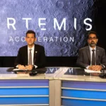 Da esquerda para a direita, George Alderman, secretário-adjunto de imprensa da NASA, o administrador Jared Isaacman, o administrador associado Amit Kshatriya e o gerente do programa Artemis, Jeremy Parsons, na coletiva de 23 de outubro de 2026, no Centro Espacial Kennedy, na Flórida