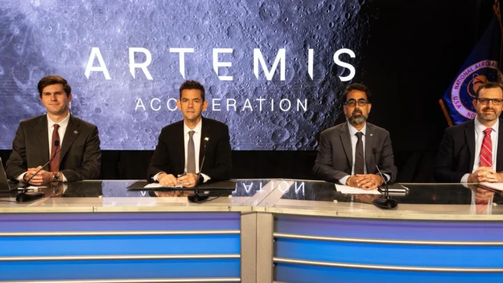 Da esquerda para a direita, George Alderman, secretário-adjunto de imprensa da NASA, o administrador Jared Isaacman, o administrador associado Amit Kshatriya e o gerente do programa Artemis, Jeremy Parsons, na coletiva de 23 de outubro de 2026, no Centro Espacial Kennedy, na Flórida