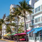 Foto de arquivo: prédios art déco, palmeiras e toldos coloridos na Ocean Drive, em Miami Beach, num dia de sol