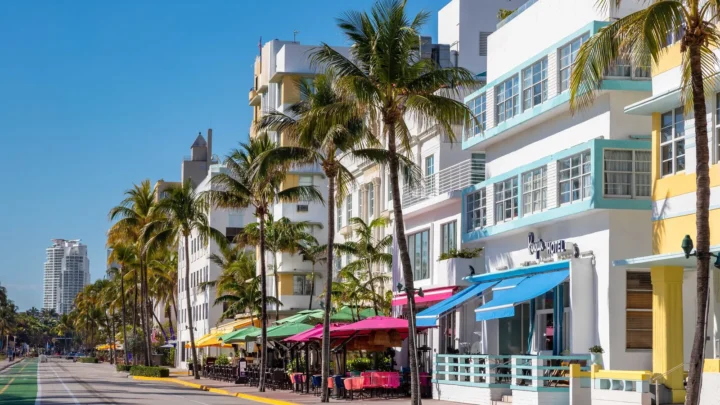 Foto de arquivo: prédios art déco, palmeiras e toldos coloridos na Ocean Drive, em Miami Beach, num dia de sol