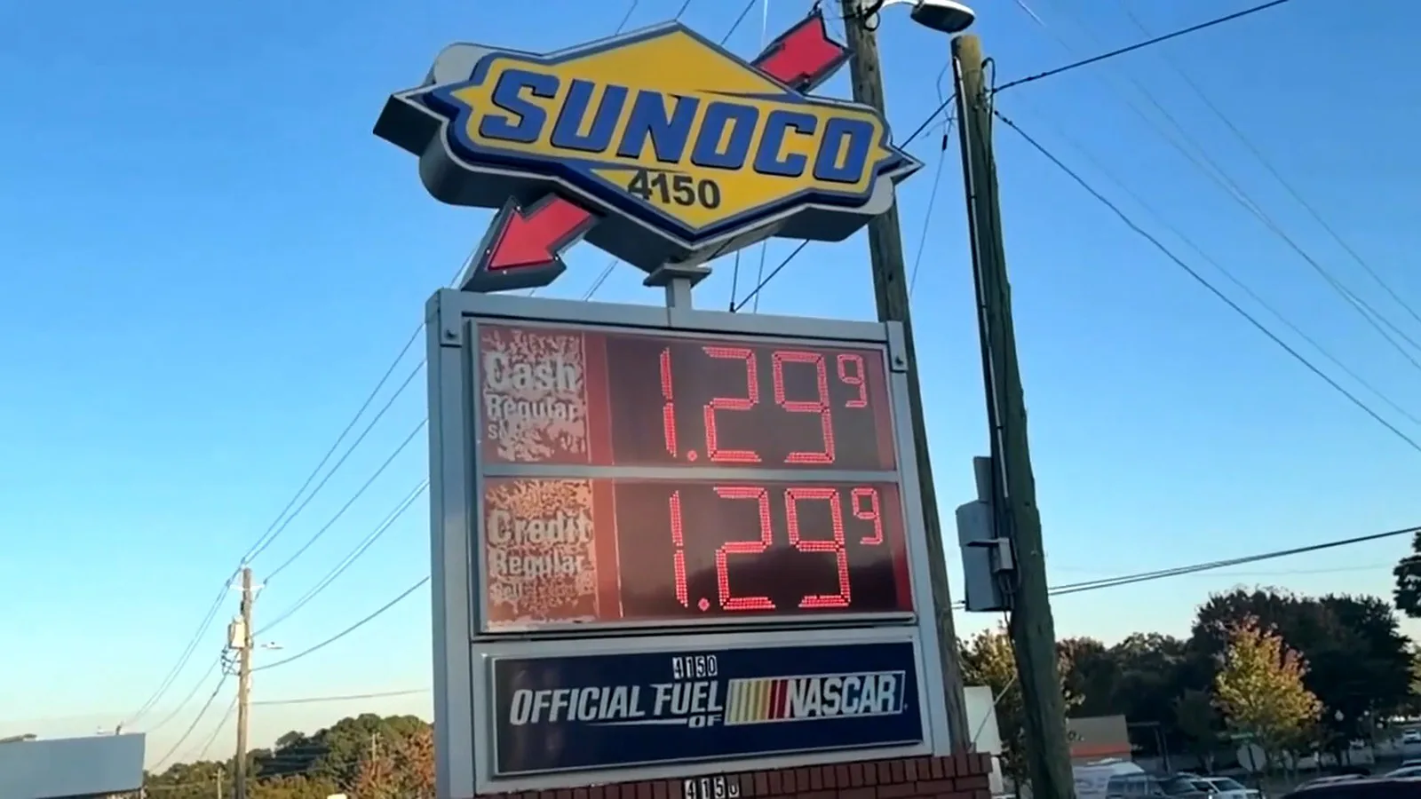 Placa do posto Sunoco marca US$ 1,299 o galão da gasolina comum