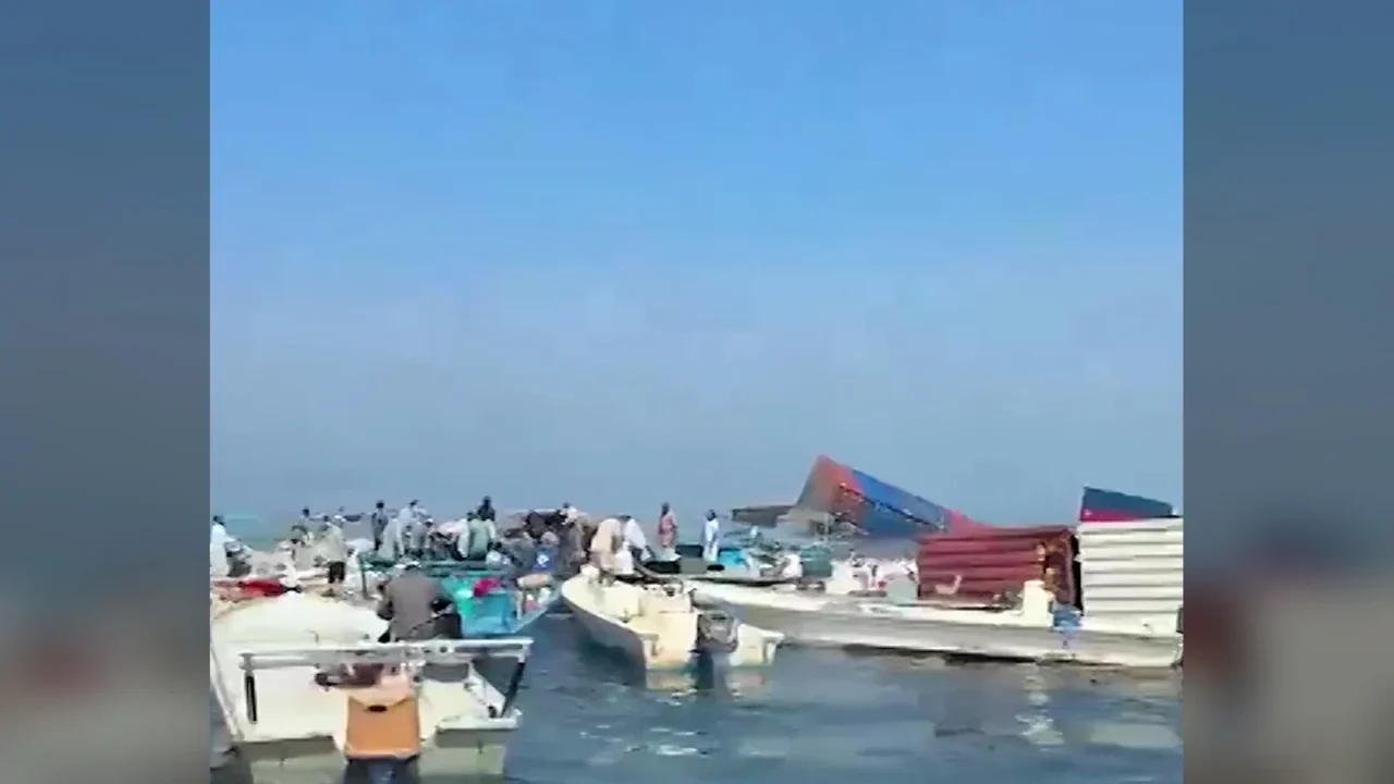 Dezenas de barcos pequenos de pescadores reunidos ao lado de contêineres boiando no Estreito de Ormuz, depois do naufrágio do GFS Pride; um homem carrega uma caixa num dos barcos