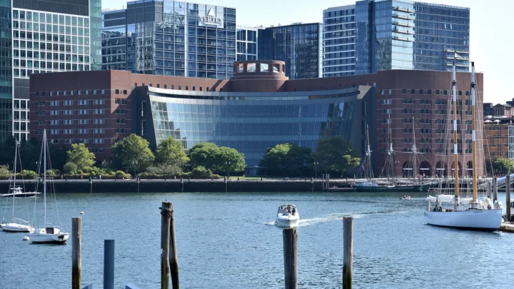Tribunal federal John Joseph Moakley, à beira do porto de Boston, em Massachusetts, em setembro de 2024 (imagem de arquivo)