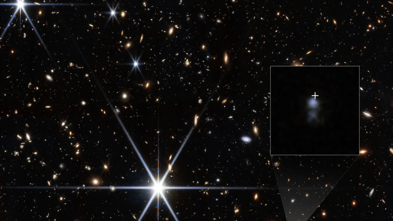 A NIRCam (Câmera de Infravermelho Próximo) do Telescópio Espacial James Webb da NASA conseguiu detectar a galáxia hospedeira da explosão rápida de rádio chamada FRB 20240304B, cuja localização é mostrada pela cruz branca. Eles descobriram que se trata de uma pequena galáxia anã formando estrelas