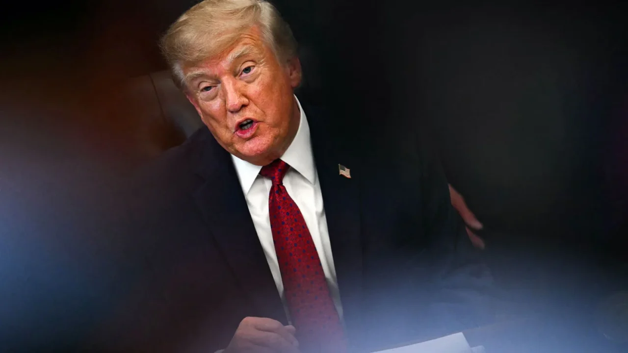 Homem de terno e gravata vermelha fala no Salão Oval da Casa Branca, em Washington.