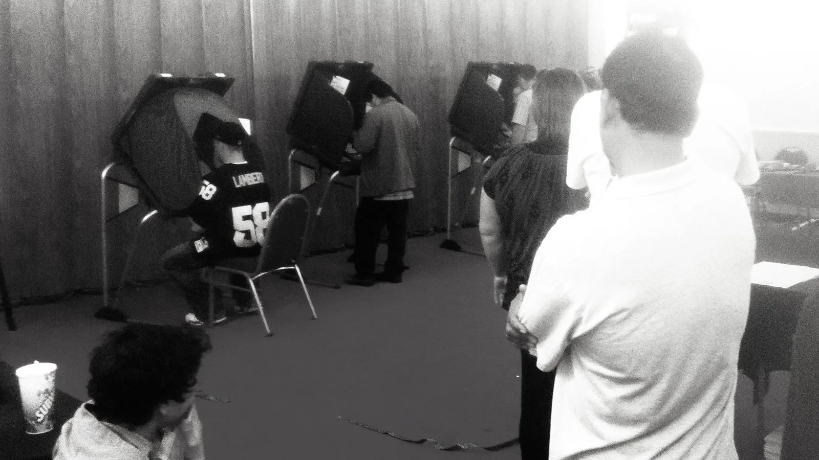 Eleitores em cabines de votação e na fila em Humble, no Texas, na eleição de meio de mandato de novembro de 2010, em foto em preto e branco