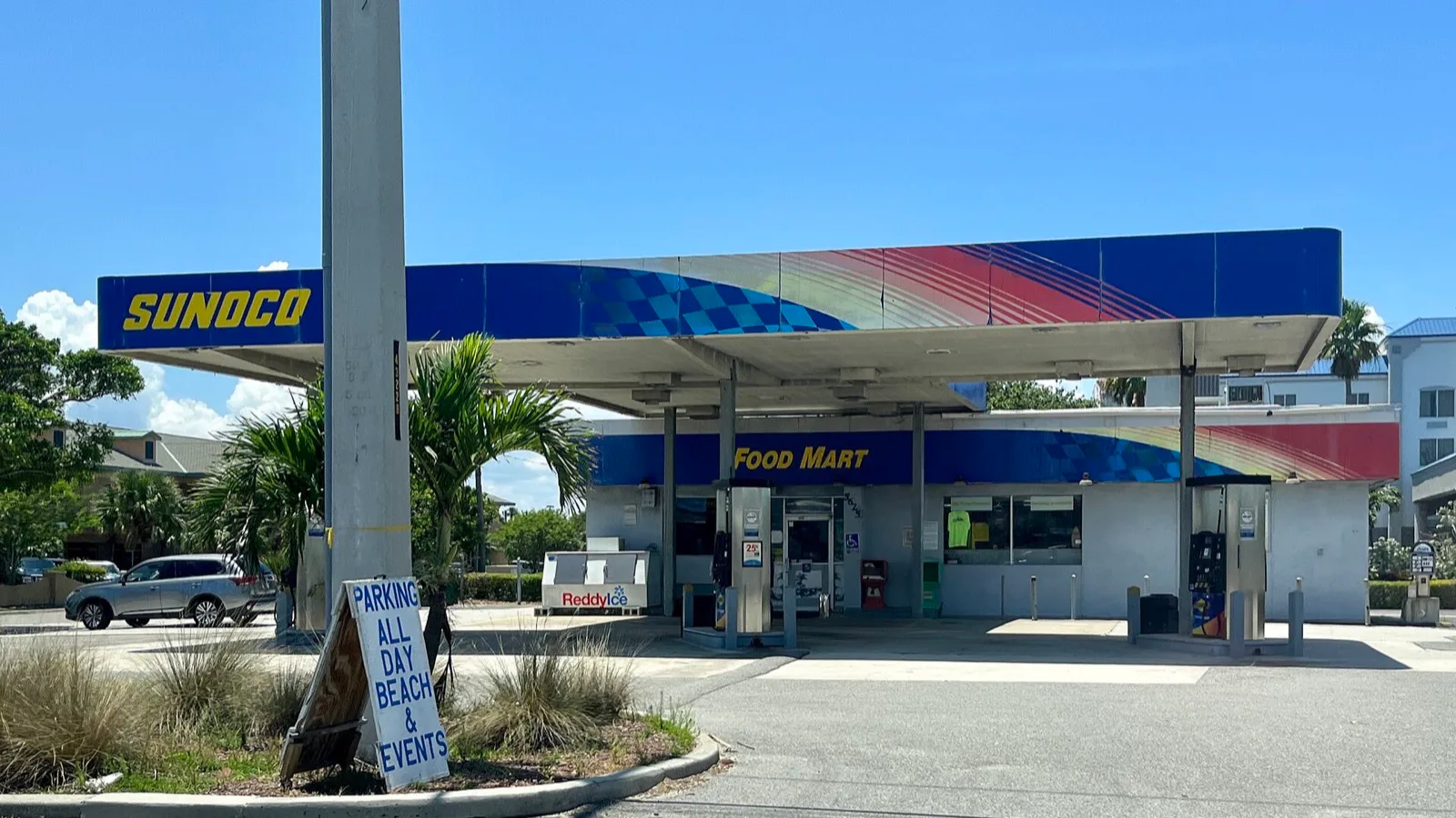 Foto de arquivo de maio de 2023 de um posto Sunoco com loja de conveniência em Cocoa Beach, na Flórida
