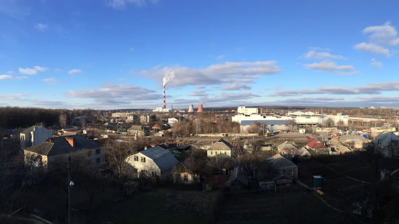 Vista de Pisochyn, nos arredores de Kharkiv, com a chaminé e as torres de resfriamento da usina termelétrica TEC-5 ao fundo, em foto de arquivo de 2009
