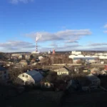 Vista de Pisochyn, nos arredores de Kharkiv, com a chaminé e as torres de resfriamento da usina termelétrica TEC-5 ao fundo, em foto de arquivo de 2009