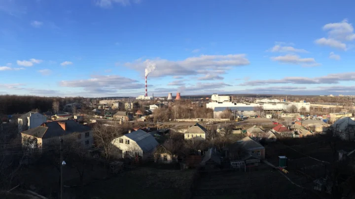 Vista de Pisochyn, nos arredores de Kharkiv, com a chaminé e as torres de resfriamento da usina termelétrica TEC-5 ao fundo, em foto de arquivo de 2009