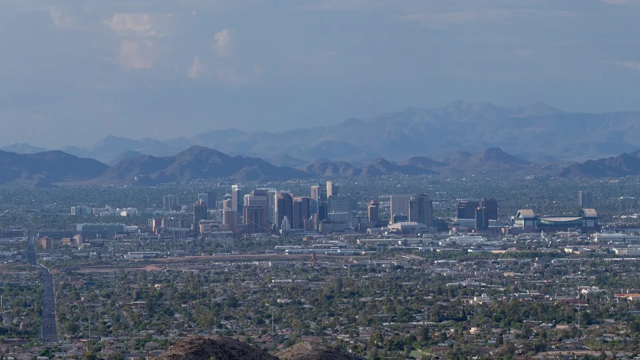 Foto de arquivo: prédios do centro de Phoenix, no Arizona, vistos de longe durante o dia, com montanhas ao fundo